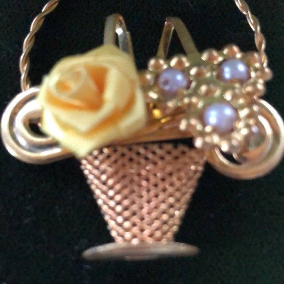 Queen Elizabeth style Vintage flower basket brooch - Picture 3 of 5
